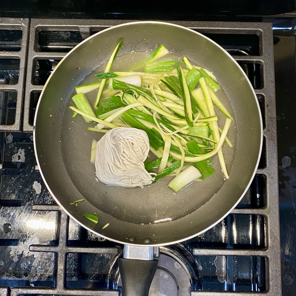創意櫛瓜蝦仁炒麵🦐 — 步驟 6