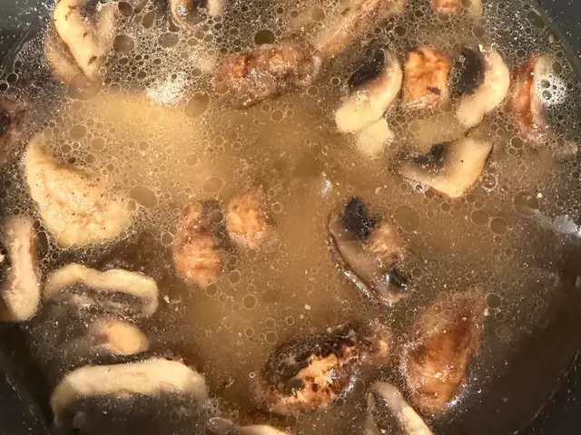 剝皮辣椒蛤蜊雞湯｜家常版 人人都能做 — $<T k="steps" /> 8