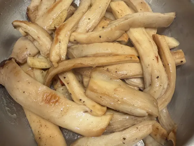 黑胡椒鹽乾煎杏鮑菇｜家常下酒菜 — $<T k="steps" /> 4