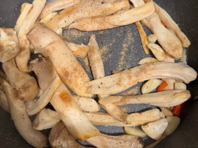 黑胡椒鹽乾煎杏鮑菇｜家常下酒菜 — $<T k="steps" /> 3