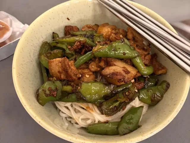 辣椒炒肉拌面