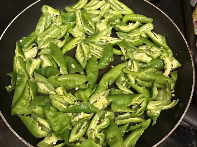 辣椒炒肉拌面 — $<T k="steps" /> 2