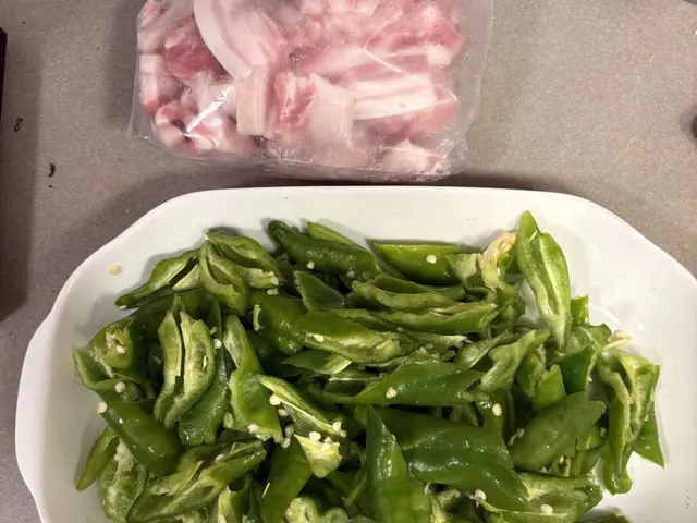 辣椒炒肉拌面 — $<T k="steps" /> 1