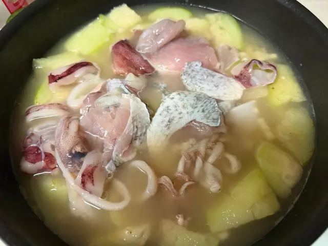 絲瓜海鮮魚湯 — $<T k="steps" /> 9