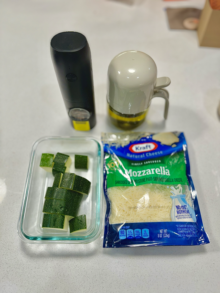 Easy & quick healthy bite: Air-Fried Cheesy Zucchini — 步驟 1