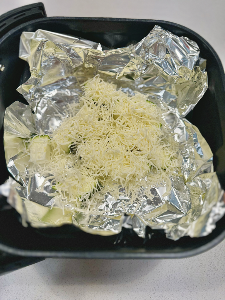 Easy & quick healthy bite: Air-Fried Cheesy Zucchini — 步驟 4