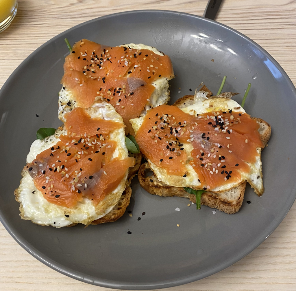 美國留學自製早餐 - 鮭魚土司夾蛋