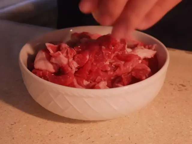 牛肉燴飯 — $<T k="steps" /> 1