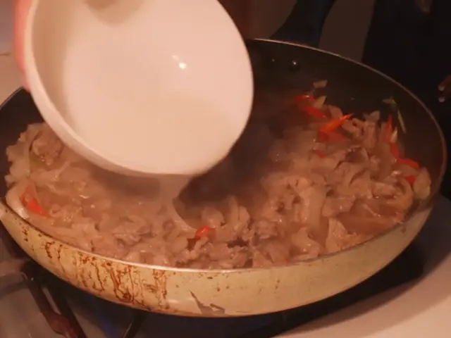 牛肉燴飯 — $<T k="steps" /> 4