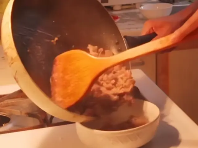 牛肉燴飯 — $<T k="steps" /> 2