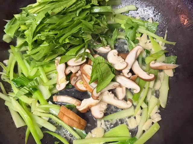 蒜炒青江菜｜這樣炒絕對不會苦又好吃 — $<T k="steps" /> 8