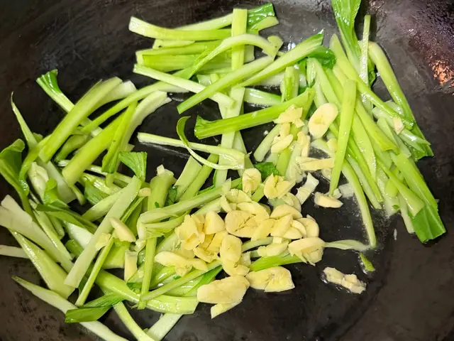 蒜炒青江菜｜這樣炒絕對不會苦又好吃 — $<T k="steps" /> 6