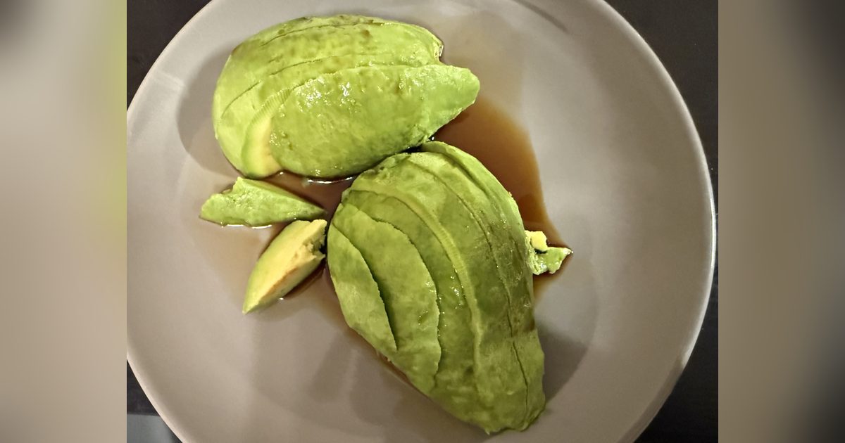 酪梨+醬油=鮭魚生魚片