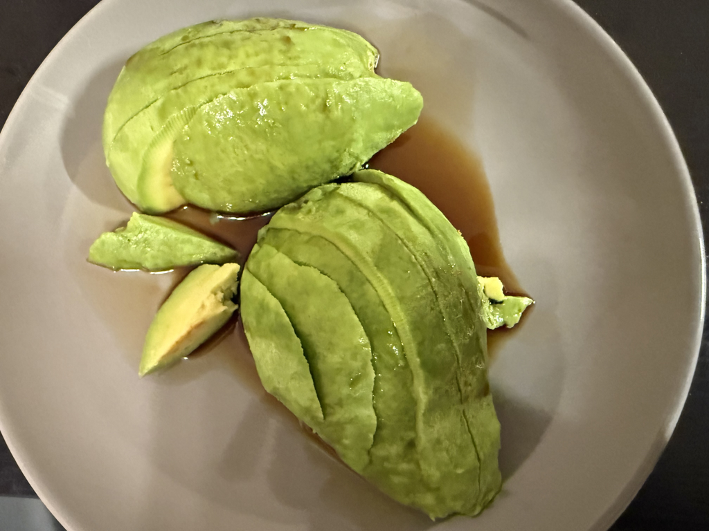 酪梨+醬油=鮭魚生魚片 — 步驟 1