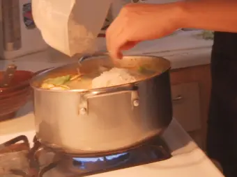 蝦仁鹹蛋粥 — $<T k="steps" /> 2