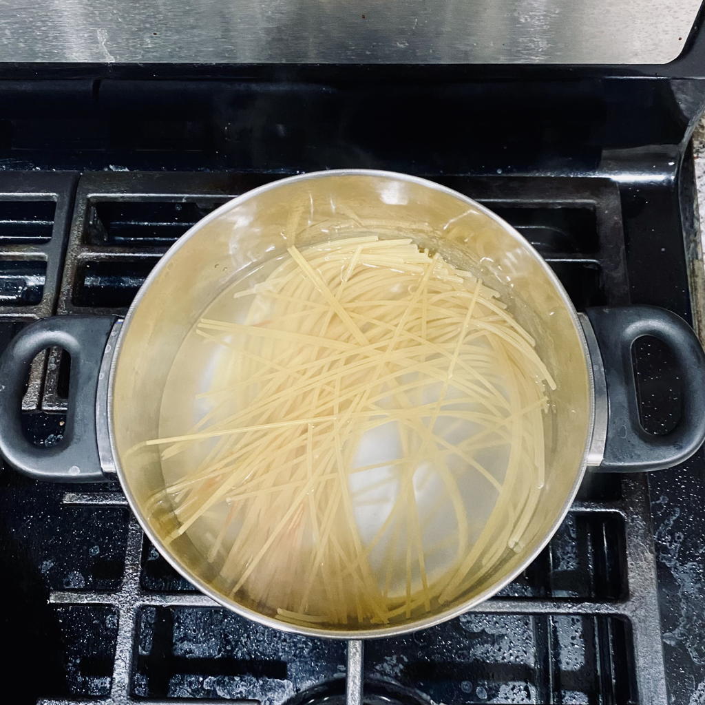 蒜香海鮮章魚罐頭義大利麵🍝15分鐘出菜! — 步驟 1