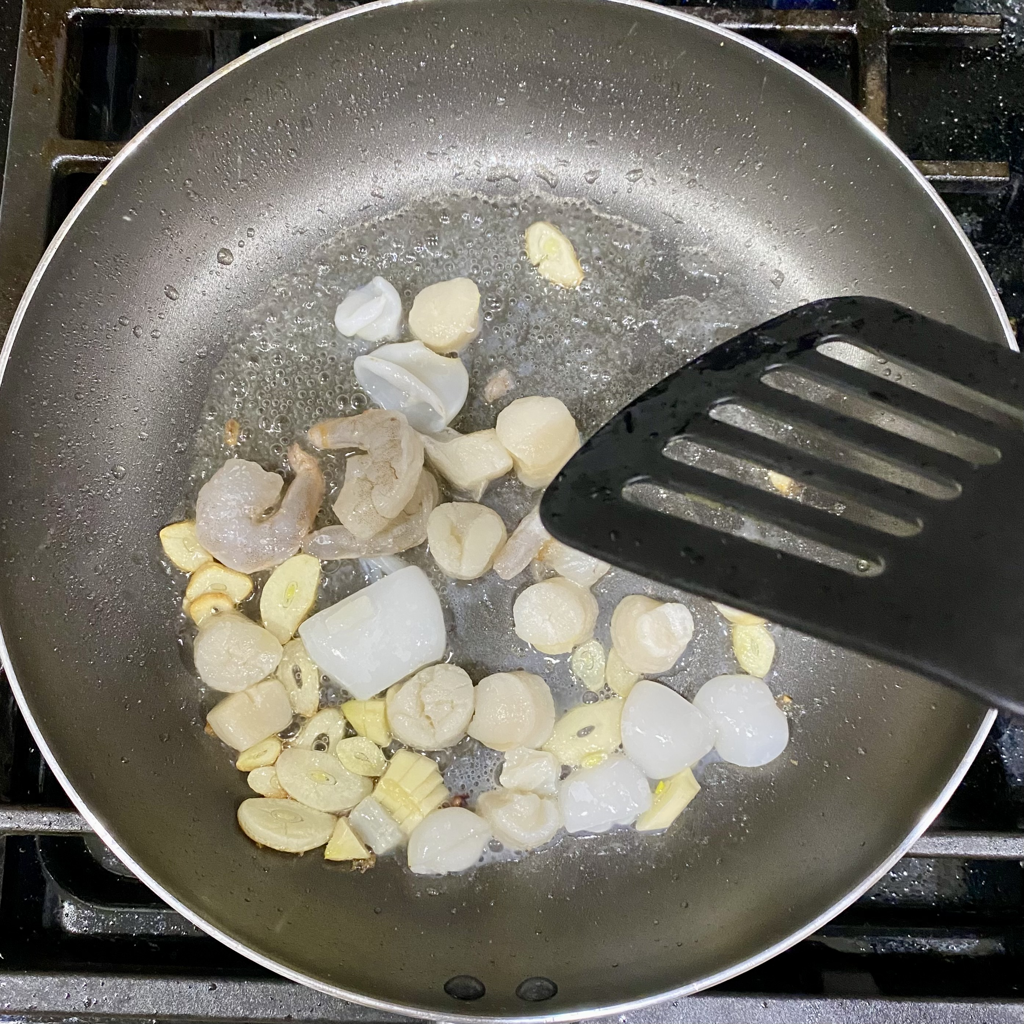 蒜香海鮮章魚罐頭義大利麵🍝15分鐘出菜! — 步驟 8