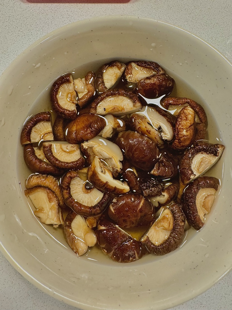 電鍋料理：香菇雞湯 — 步驟 1