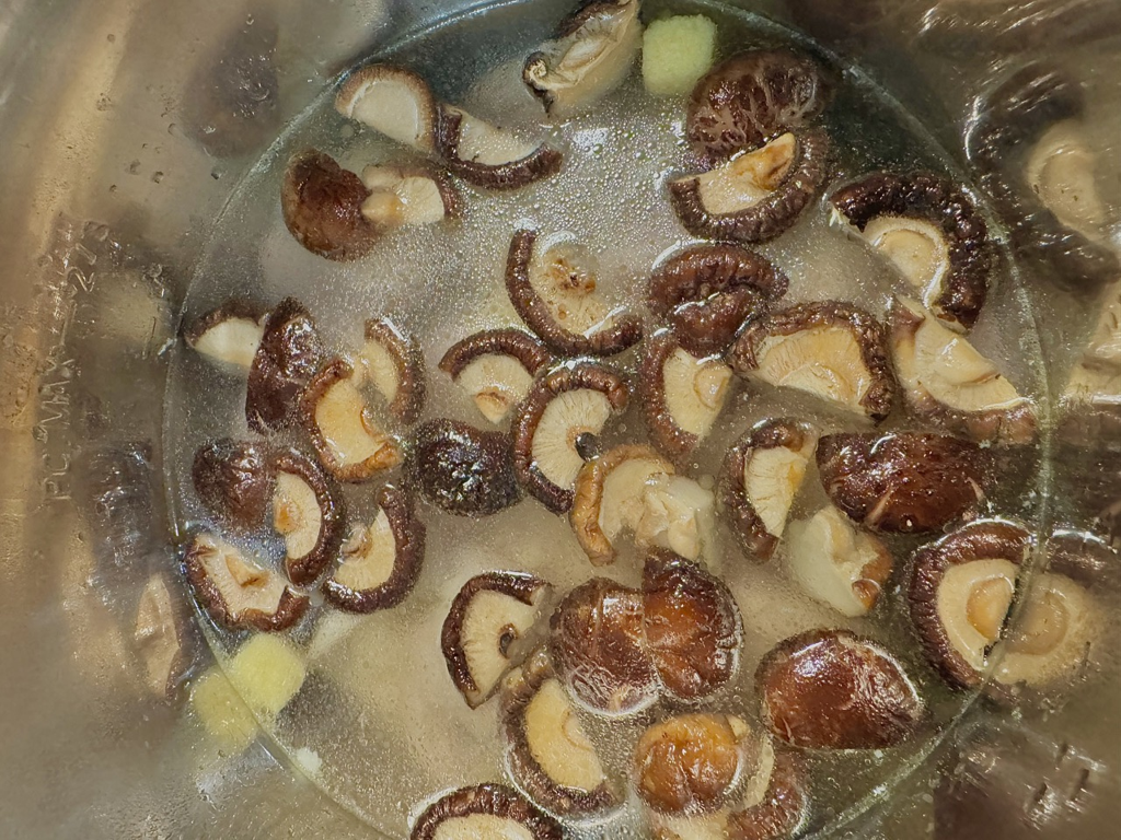 電鍋料理：香菇雞湯 — 步驟 3