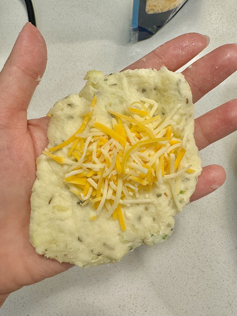 感恩節剩食大改造——起司馬鈴薯餅 — 步驟 4